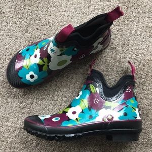 Never worn BOGS rain booties, size 9